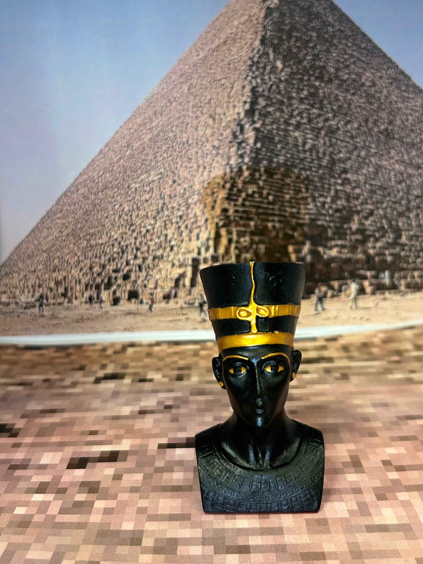 Exquisite Egyptian Nefertiti Statue - A Regal Masterpiece