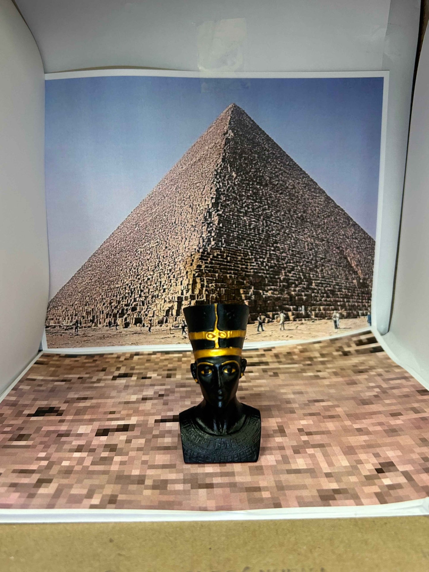 Exquisite Egyptian Nefertiti Statue - A Regal Masterpiece