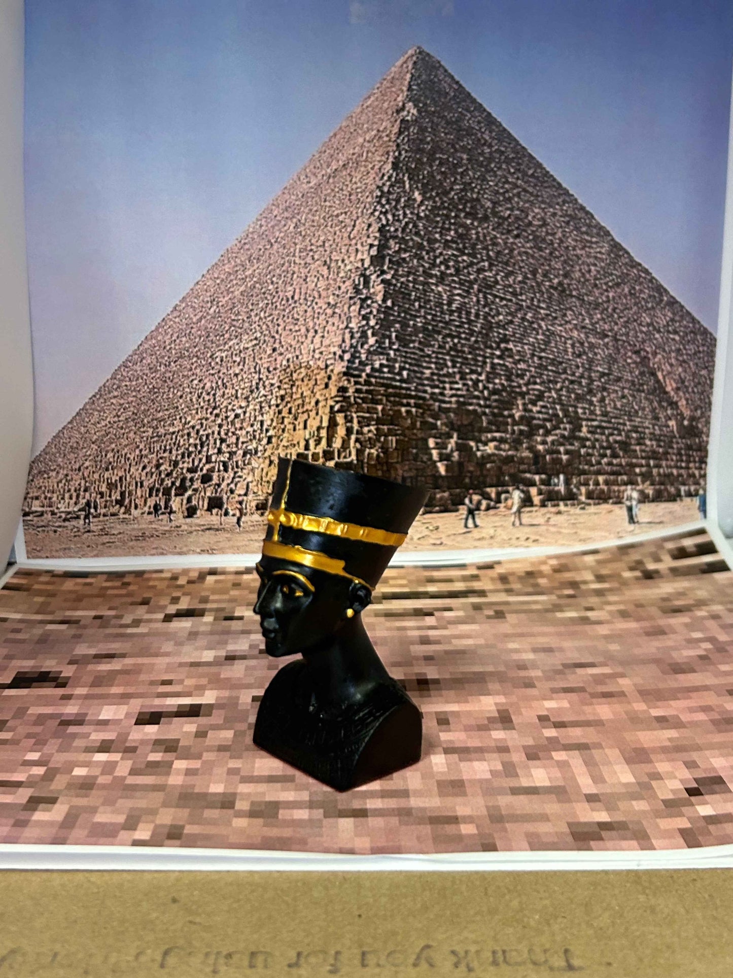 Exquisite Egyptian Nefertiti Statue - A Regal Masterpiece