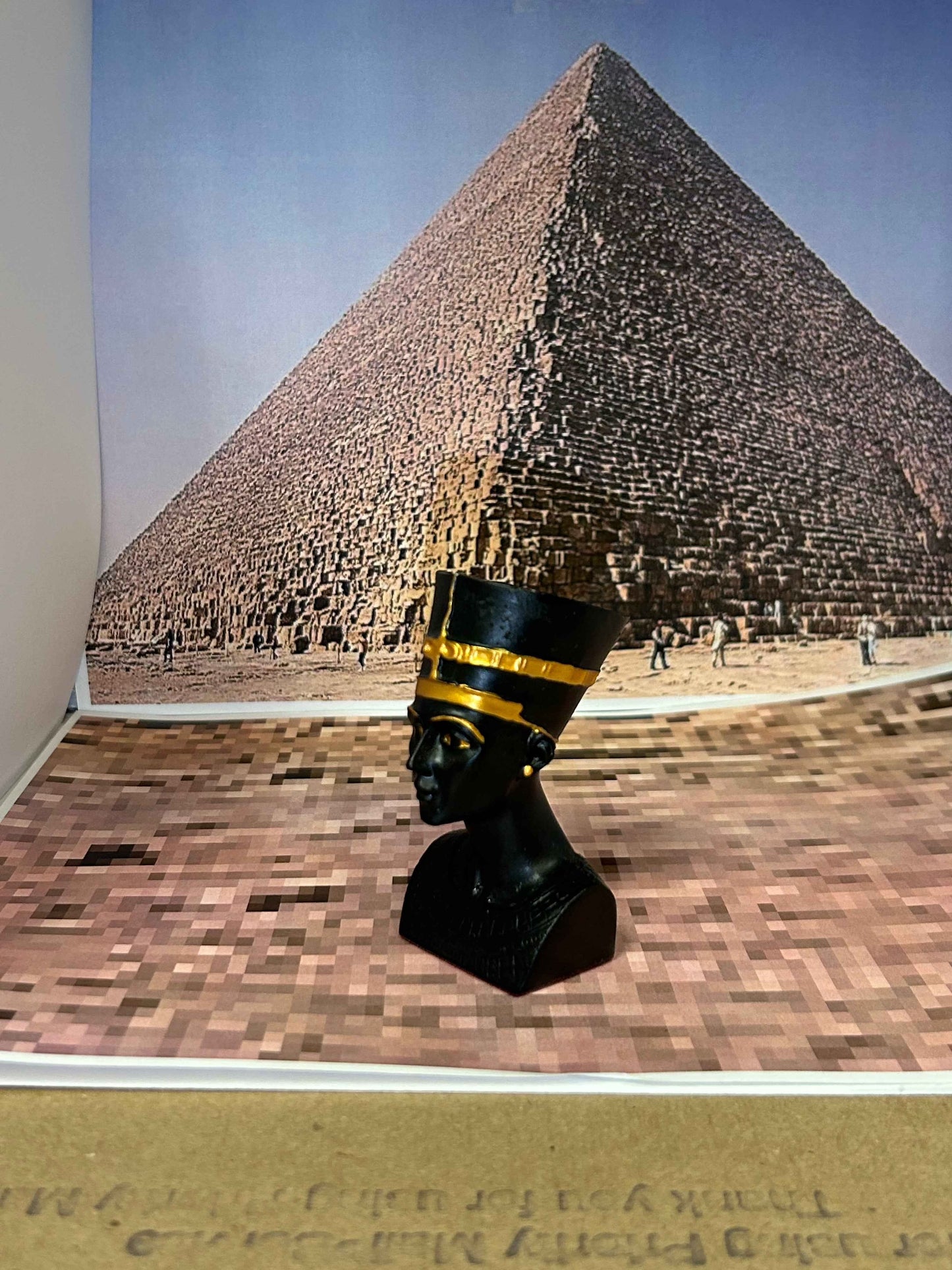Exquisite Egyptian Nefertiti Statue - A Regal Masterpiece